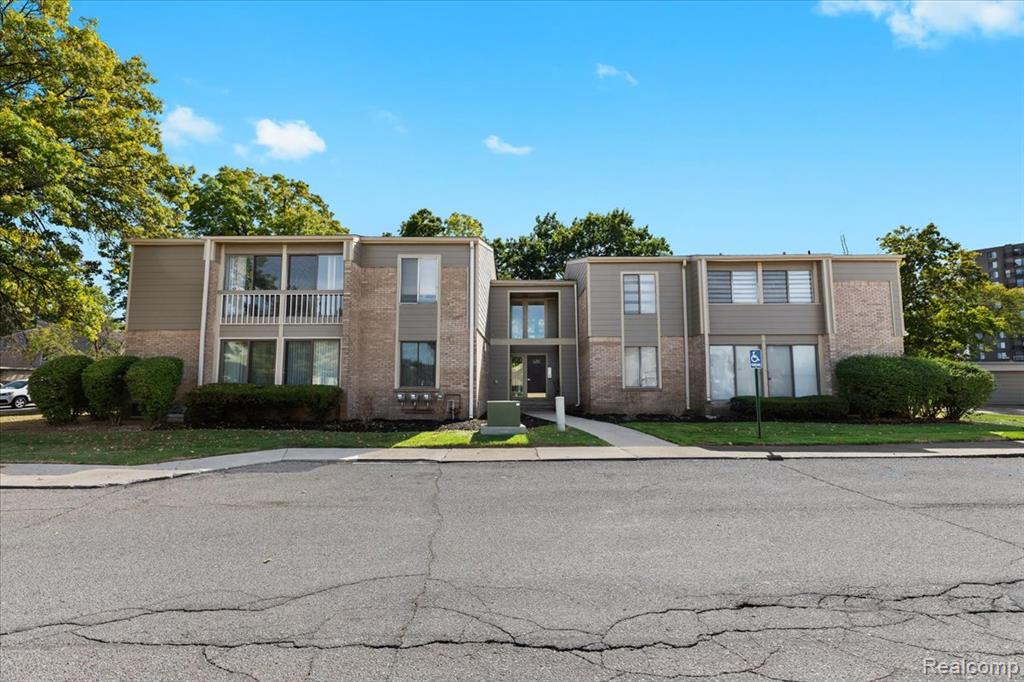 16245 Roanoke Street Southfield MI cash condo purchase represented by Patrice Henderson Designed Living Real Estate