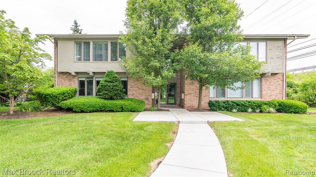DFirst-floor condo sold in the Bloomfield Concord subdivision in Bloomfield Township Michigan