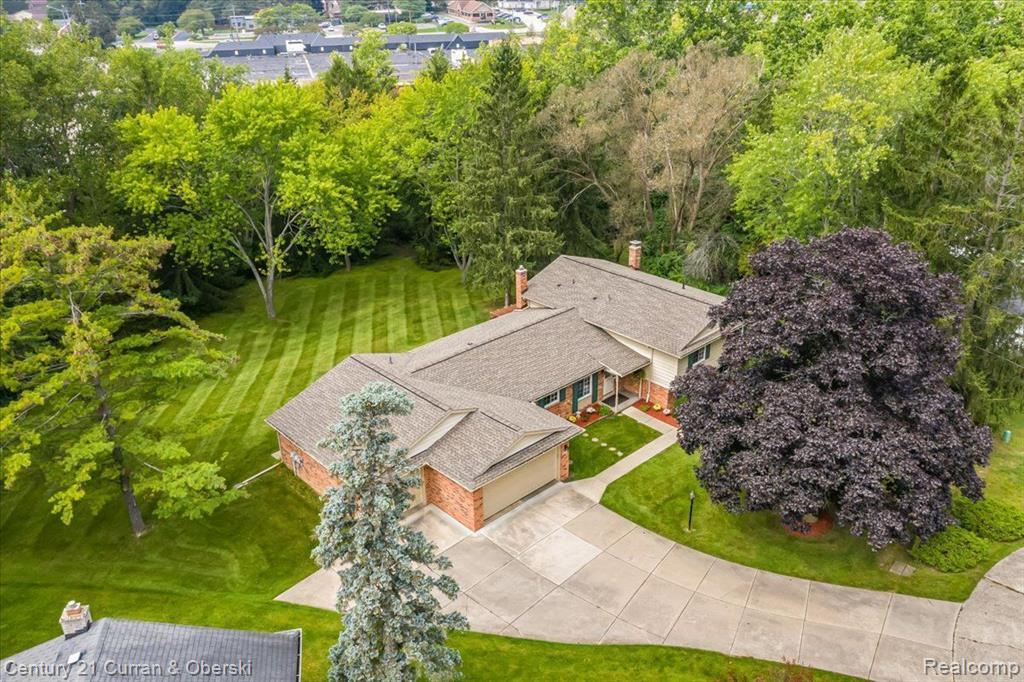 Sold home at 4372 MacQueen Drive in West Bloomfield Michigan located in Pine Lake Estates with lake privileges