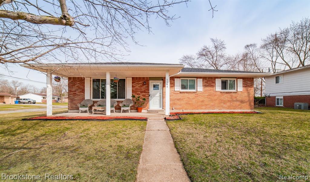 Sold home at 5984 Strathdon Way in Waterford Township MI