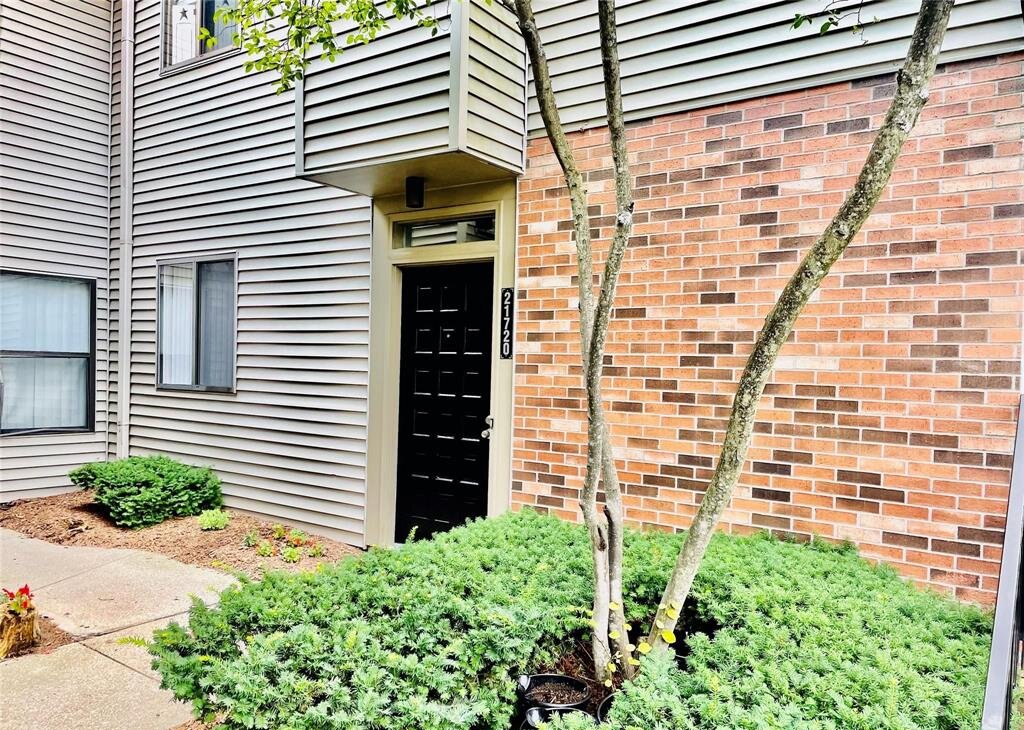 Sold condo in Farmington Hills MI Creekside Condo